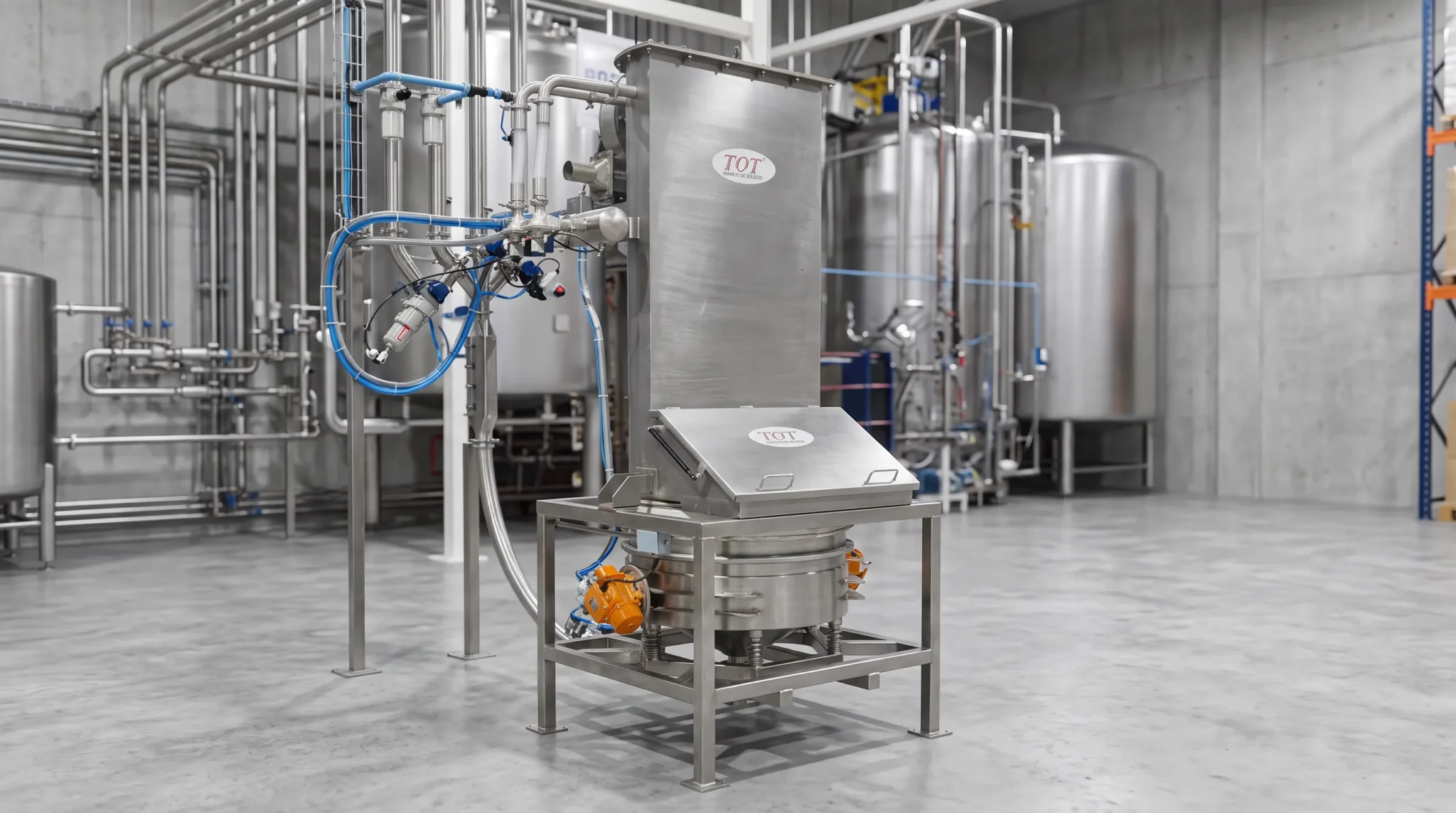 Estación rompesacos en acero inoxidable con tamiz vibratorio y colector de polvo, conectada a red de tuberías para transporte neumático en planta industrial.